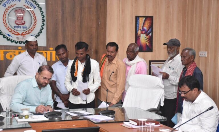 राजनांदगांव : कलेक्टर ने जनदर्शन में पहुंचे जनसामान्य की सुनी शिकायत एवं समस्याएं