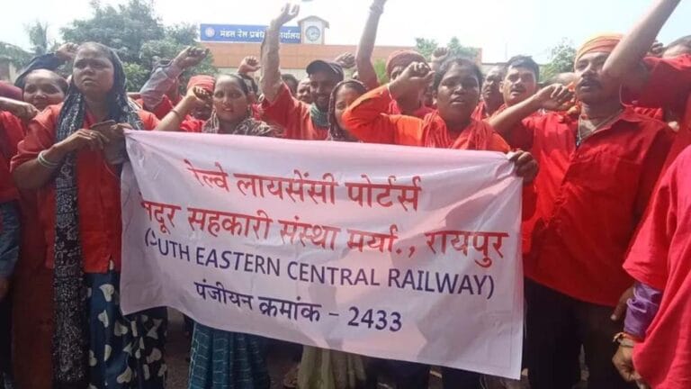 रायपुर में कुलियों की नाराज़गी, बैटरी वाहनों को लेकर DRM ऑफिस में विरोध-प्रदर्शन