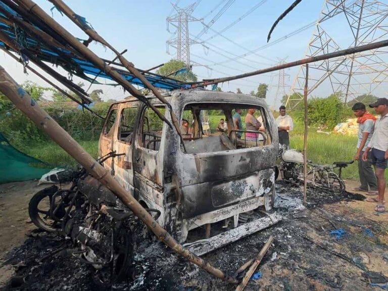 पेट्रोल से कार और बाइक में आग, गांव में दहशत का माहौल