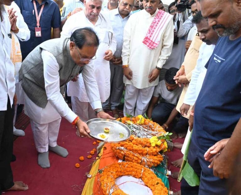 मुख्यमंत्री साय ने श्रद्धेय शांताराम जी के पार्थिव शरीर पर पुष्पचक्र अर्पित कर किया नमन