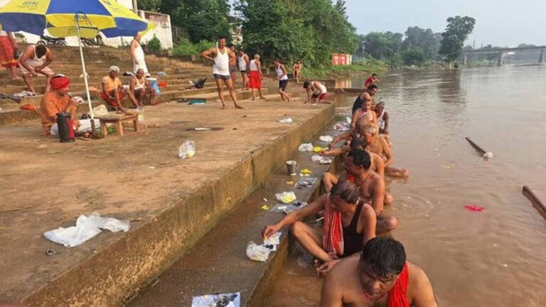 पितृपक्ष में आस्था चरम पर: कन्हर नदी और महामाया मंदिर घाट पर श्रद्धालुओं की भारी भीड़