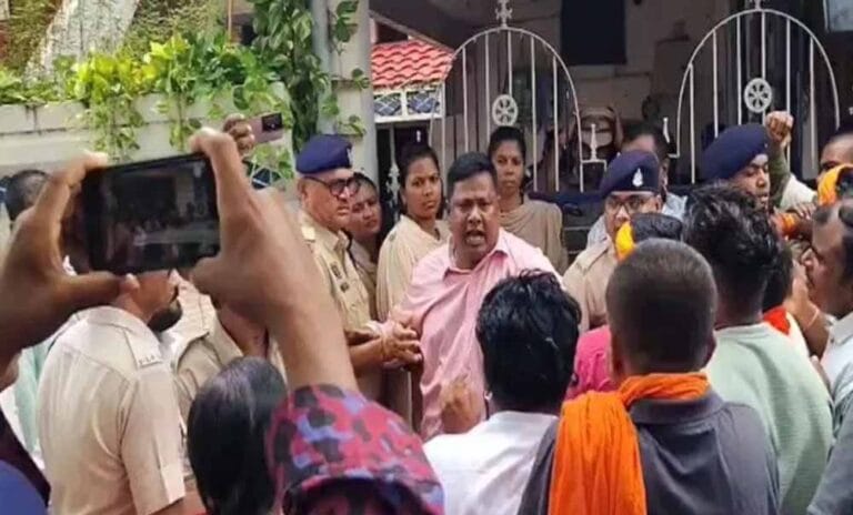 धर्मांतरण विवाद भड़का, बजरंग दल और प्रार्थना सभा के लोगों में हाथापाई
