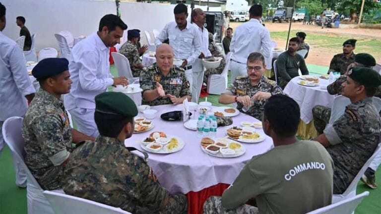 10 नक्सली सरगना खत्म, DGP ने जवानों संग खाया ‘बड़ा खाना’