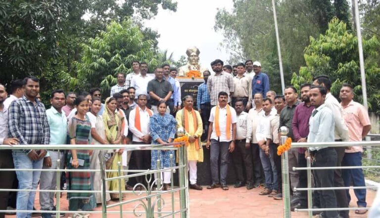 वन मंत्री केदार कश्यप ने भारत रत्न विश्वेश्वरैया की प्रतिमा पर माल्यार्पण कर पुष्प किए अर्पित