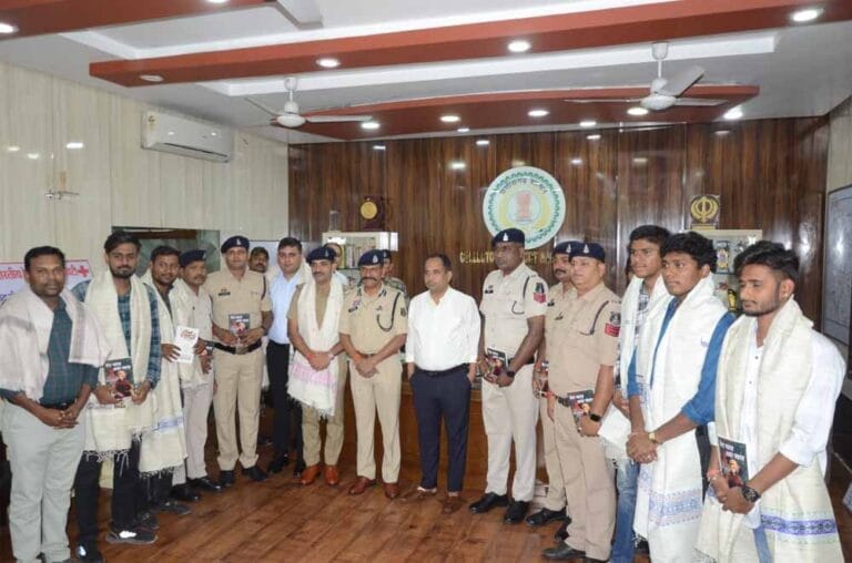 रेस्क्यू ऑपरेशन में अहम भूमिका निभाने वाले युवाओं को मिला कलेक्टर-एसएसपी का सम्मान