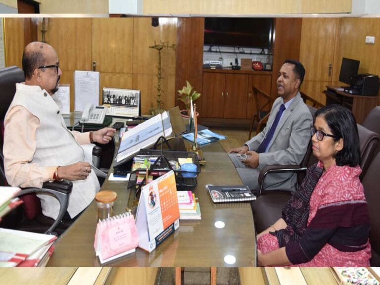 रायपुर से संदेश: डेका ने किसानों से कहा- डबरी बनाएं, भू-जल संरक्षण में निभाएं भूमिका