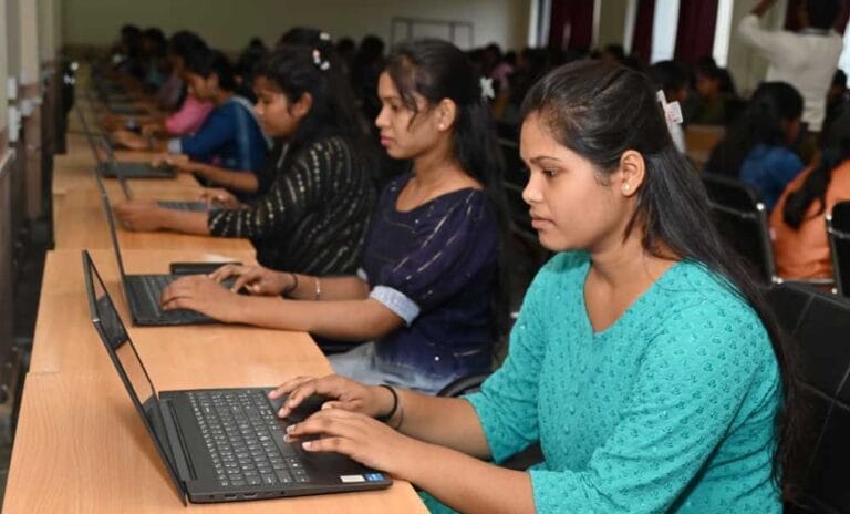 छत्तीसगढ़ सरकार की पहल: महतारियों को सशक्त बनाकर बदल रहा सामाजिक परिदृश्य