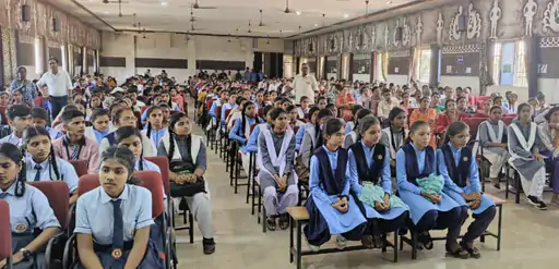 Rajnadgaon : आत्मानंद अंग्रेजी माध्यम स्कूलों में शिक्षकों की कमी के कारण स्कूल में अभी तक पुस्तक वितरण नहीं हुआ…