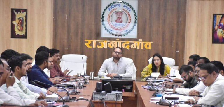 राजनांदगांव : जनकल्याणकारी विकास कार्यों में स्वयं अभिरूचि लेते हुए गंभीरतापूर्वक कार्य करें : कलेक्टर