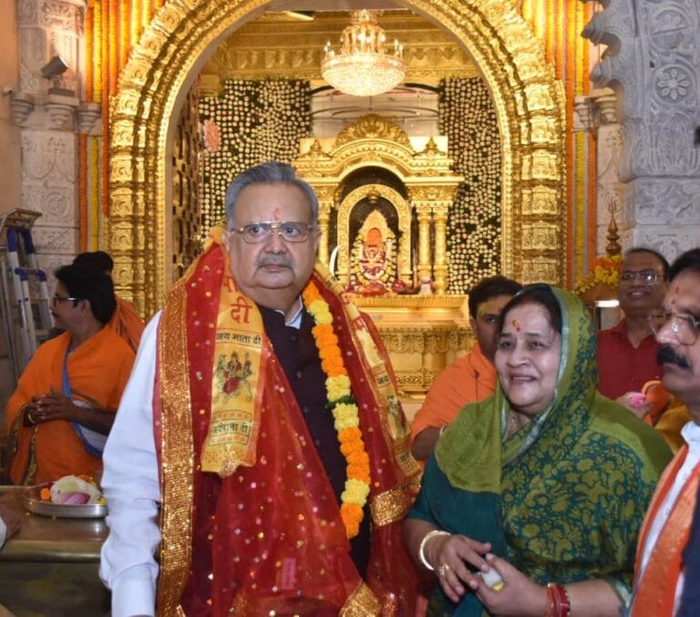 Rajnandgaon : विधानसभा अध्यक्ष डॉ. रमन सिंह ने माँ बम्लेश्वरी मंदिर पहुंचकर पूजा-अर्चना की…