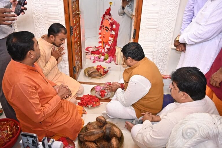 CG : स्कूल शिक्षा मंत्री गजेन्द्र यादव ने धमतरी में माँ विंध्यवासिनी मंदिर में की पूजा-अर्चना