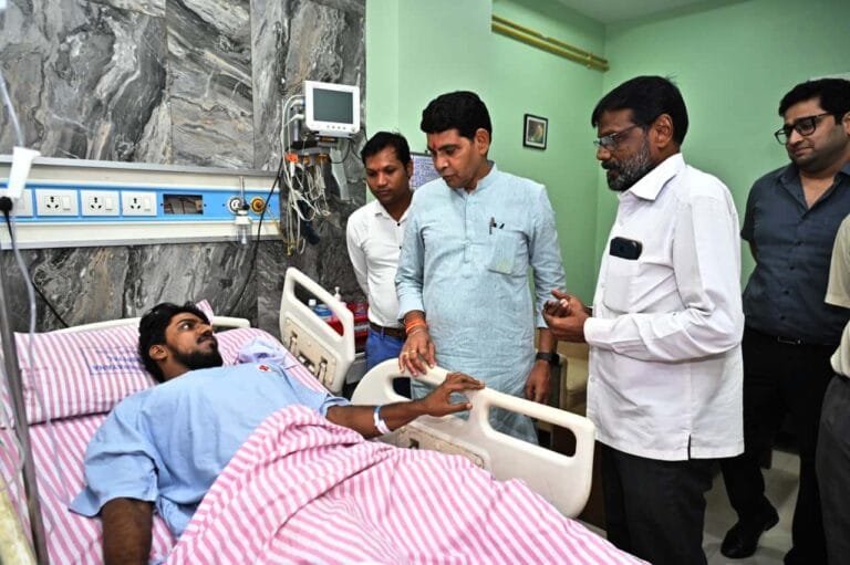 CG : मंत्री टंक राम वर्मा ने अस्पताल पहुँचकर मरीज का जाना हालचाल…