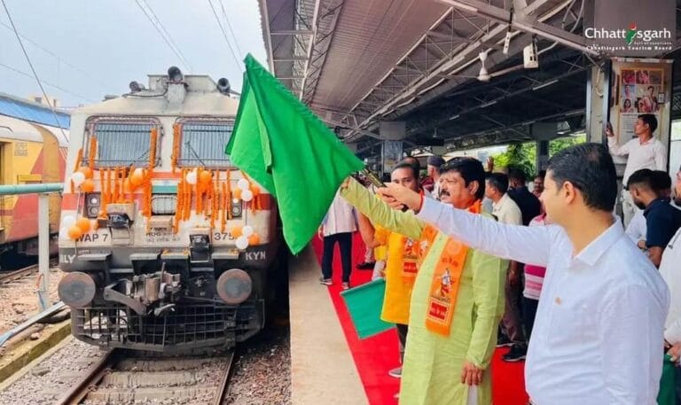 CG : अयोध्या धाम के लिए 850 तीर्थ यात्रियों का जत्था रवाना