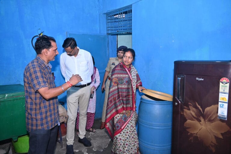 CG : मंत्री लक्ष्मी राजवाड़े ने बलरामपुर में विभिन्न संस्थाओं का किया निरीक्षण