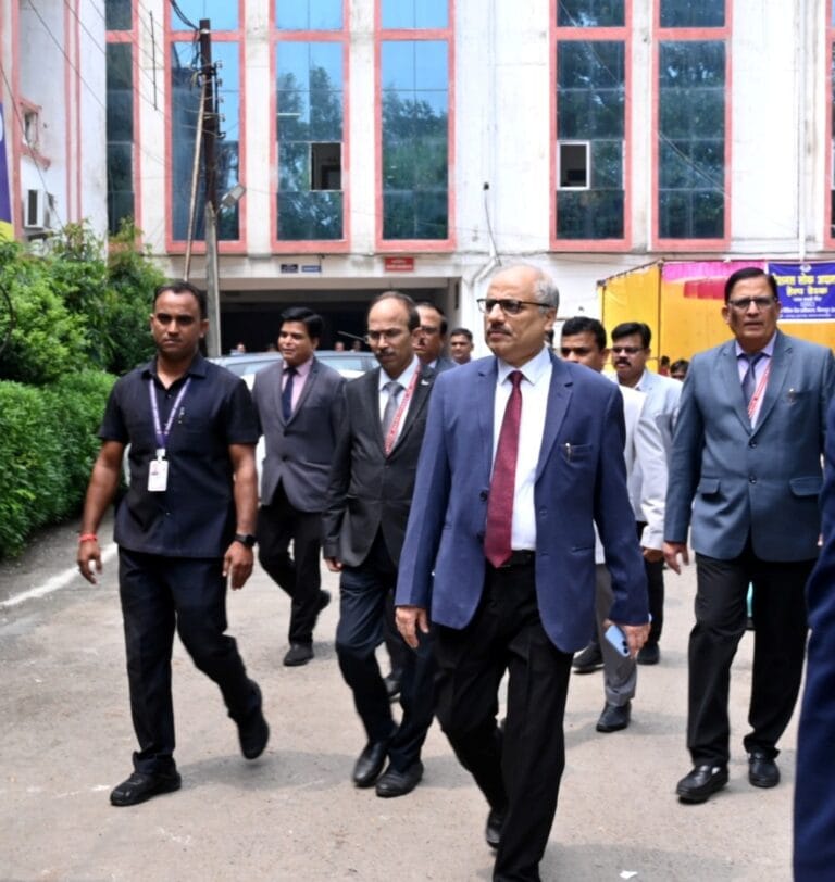 CG : छत्तीसगढ उच्च न्यायालय के मुख्य न्यायाधीश न्यायमूर्ति रमेश सिन्हा ने नेशनल लोक अदालत के तहत सुनवाई का लिया जायजा