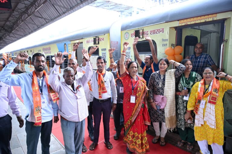 CG : श्रीरामलला दर्शन योजना : 850 श्रद्धालु अयोध्या धाम के लिए हुए रवाना