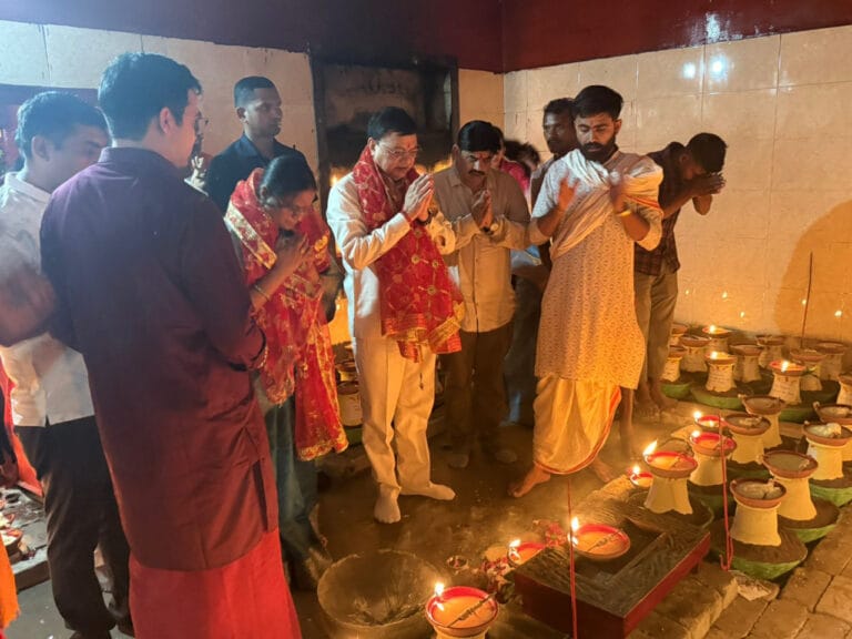 CG : उद्योग मंत्री लखन लाल देवांगन ने सर्वमंगला मंदिर में की पूजा अर्चना, जिले और प्रदेशवासियों के खुशहाली और समृद्धि की कामना की