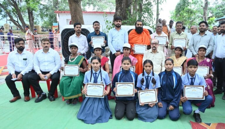 CG : राज्यपाल रमेन डेका ने मेधावी बच्चों से किया संवाद