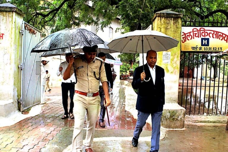 CG : प्रधान जिला एवं सत्र न्यायाधीश ने वर्षा के बीच भी केंद्रीय जेल का किया औचक निरीक्षण