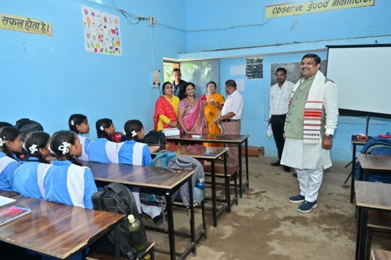 CG : शिक्षा मंत्री गजेन्द्र यादव ने दुर्ग जिले के स्कूलों का औचक निरीक्षण किया