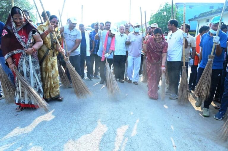CG : उप मुख्यमंत्री अरुण साव की अगुवाई में महामाया मंदिर से अस्पताल तक सफाई
