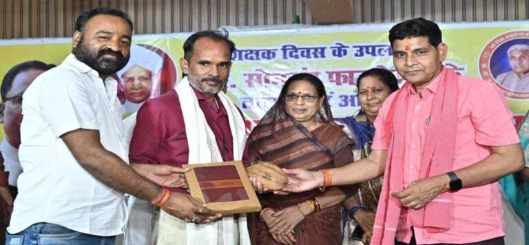 समाज के मार्गदर्शक शिक्षक और पत्रकार – मंत्री टंकराम वर्मा का विशेष सन्देश