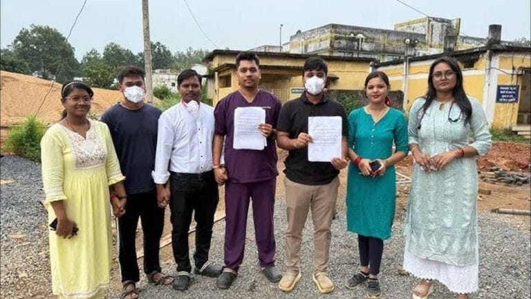 मौत के बाद विवाद: डॉक्टरों ने नक्सली पोस्टमार्टम से किया इंकार, भत्ते की उठी