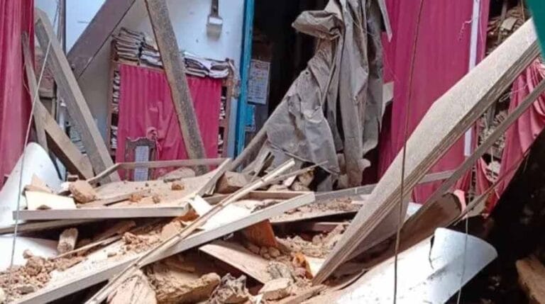रायपुर कलेक्ट्रेट में बड़ा हादसा: गिरती छत से मची हड़कंप