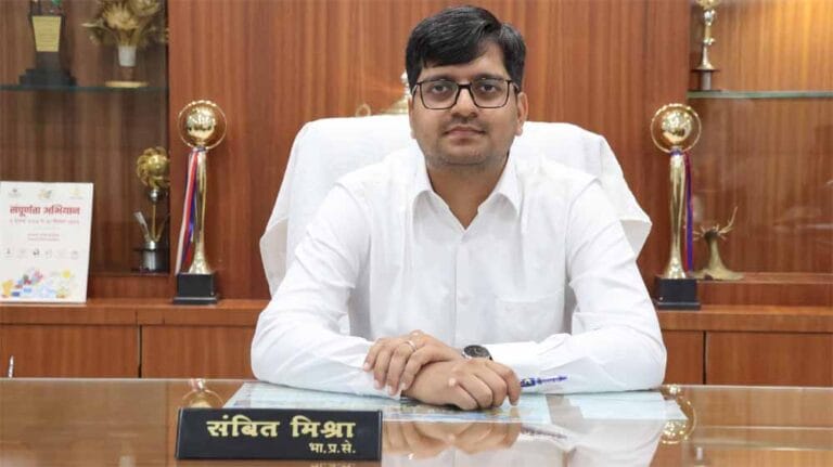 कलेक्टर ने आदिवासी विकास विभाग की समीक्षा बैठक की अध्यक्षता की