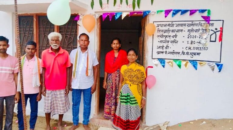 CG : प्रधानमंत्री आवास योजना से बदली मुन्नी की ज़िंदगी, मिट्टी की झोपड़ी से पक्के मकान तक का सफ़र…