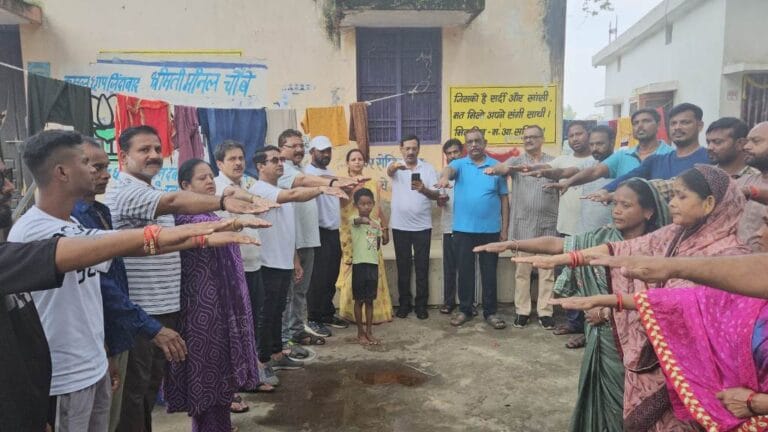 CG : जवाहर नगर मंडल ने रायपुर के हांडी तालाब में चलाया सफाई अभियान, शपथ लेकर लगाए पौधे…