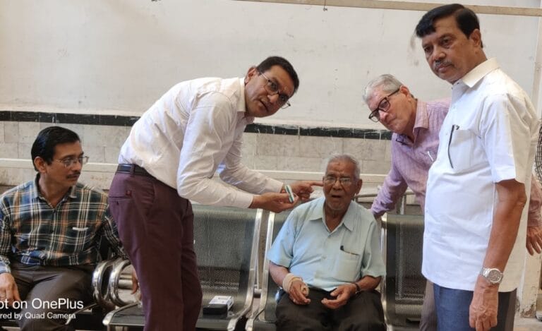 CG : जैन संवेदना ट्रस्ट ने 9 बुजुर्गों को बांटे श्रवण यन्त्र…