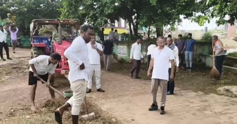CG : बीजेपी कार्यकर्ताओं ने देवसागर मंदिर में चलाया स्वच्छता अभियान…