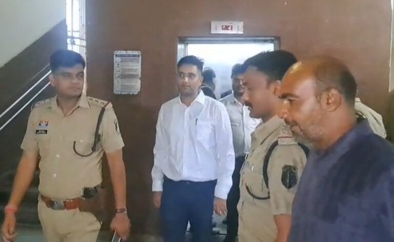 CG : जेल से कोर्ट लाए गए चैतन्य बघेल, EOW ने औपचारिक गिरफ्तारी कर मांगी रिमांड