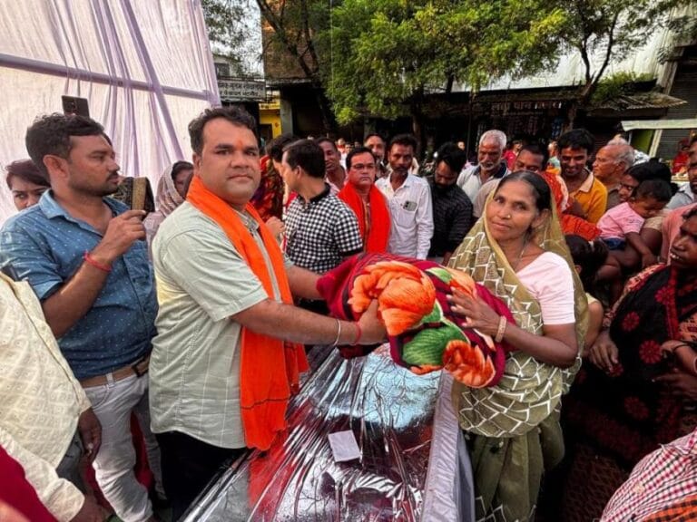 CG : जन्मदिन पर अनूठी पहल : नगर पंचायत अध्यक्ष ने जरूरतमंदों को बांटे कंबल…