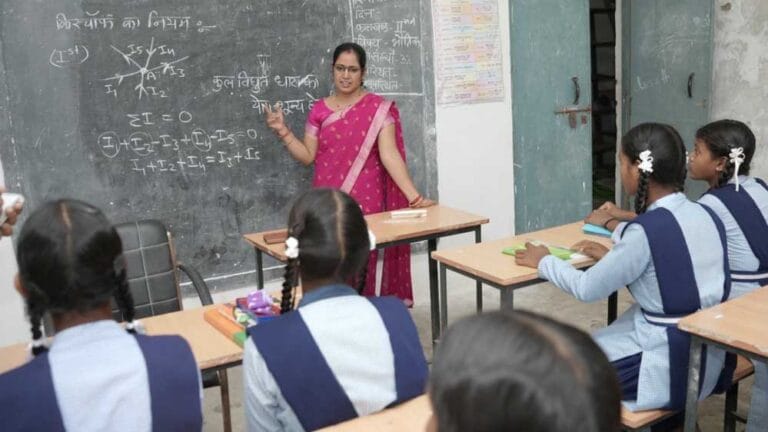 रायपुर के छात्रों ने तोड़ा डर का साया, फिजिक्स-केमेस्ट्री और संस्कृत बनी आसान