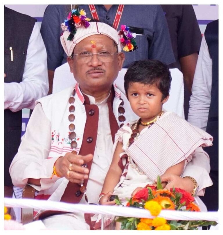 विष्णुदेव साय ने दिखाया अपनापन, बच्ची भूमिका संग साझा किया मिठास का पल