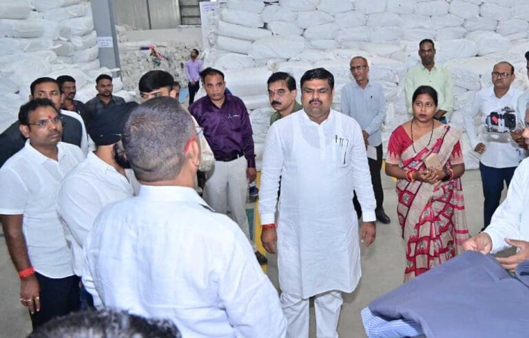 गजेन्द्र यादव ने रायपुर में किया हाथकरघा बुनकर संघ के गोदाम का अवलोकन