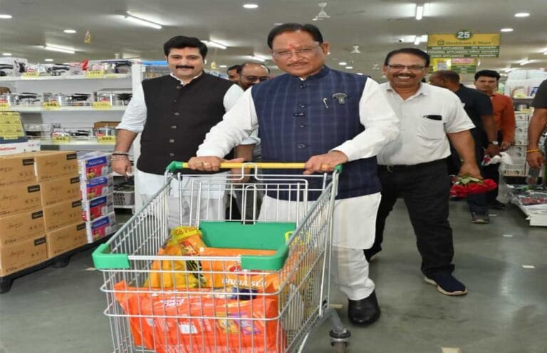जीएसटी बचत उत्सव को लेकर जनभावनाओं से रूबरू होने के मार्ट पहुंचे मुख्यमंत्री