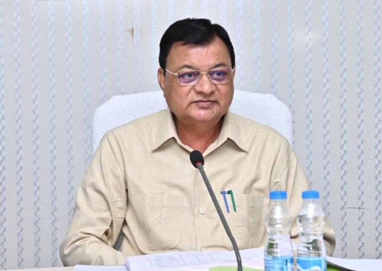 कारखानों में श्रमिकों की नियमित स्वास्थ्य जांच अनिवार्य, देवांगन ने दी चेतावनी