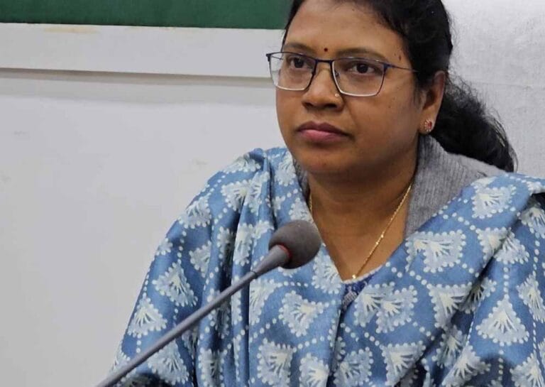 दो पहिया वाहन का उपयोग करने वाले शासकीय सेवकों को अनिवार्य रूप से हेलमेट लगाने के निर्देश