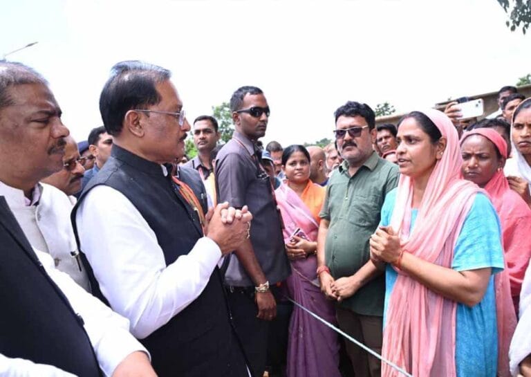 बर्तन, कपड़े, गैस सिलेंडर और चूल्हा भी उपलब्ध:मकान ढहने पर सहायता राशि भी प्रदान की गई