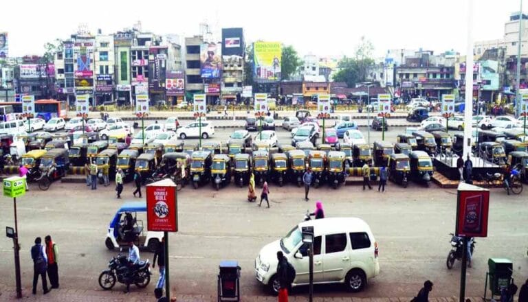 ठेकेदार पर मेहरबान अफसर, रायपुर स्टेशन पार्किंग ठेका बिना लाइसेंस फीस के जारी