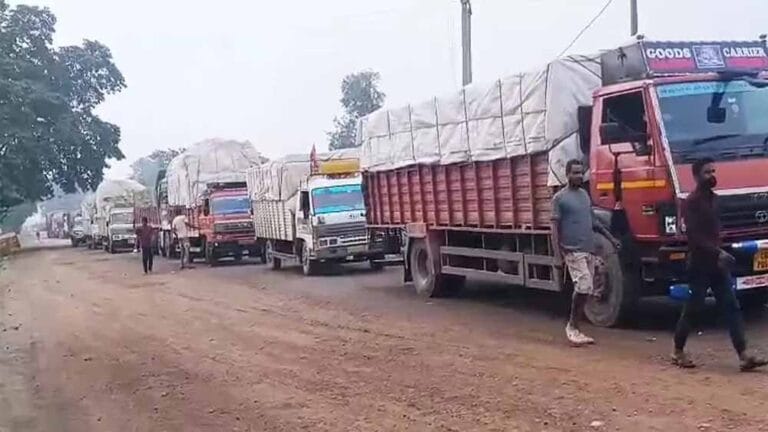 बिलासपुर-जबलपुर NH पर लगा लंबा जाम, यात्रियों की बढ़ी परेशानी
