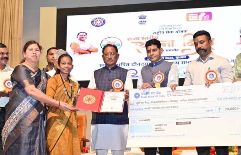 मुख्यमंत्री साय ने उत्कृष्ट कार्य कर रहे राष्ट्रीय सेवा योजना के स्वयंसेवकों को किया सम्मानित