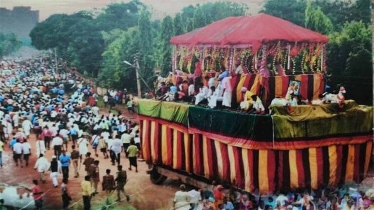 बस्तर दशहरा 2025: परंपरा निभाई गई, लेकिन फूल और विजय रथ पर विवाद नहीं टला