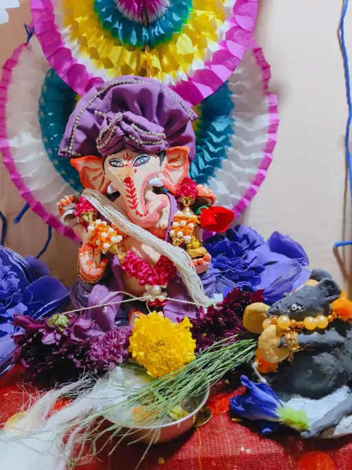 राजनांदगांव : आपने हाथों से मिट्टी के बनाये गणपति जी, घर में ही करेंगी विसर्जित