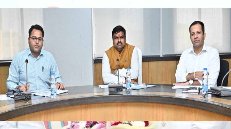 स्कूल शिक्षा मंत्री गजेन्द्र यादव ने लोक शिक्षण संचालनालय के अधिकारियों की ली समीक्षा बैठक