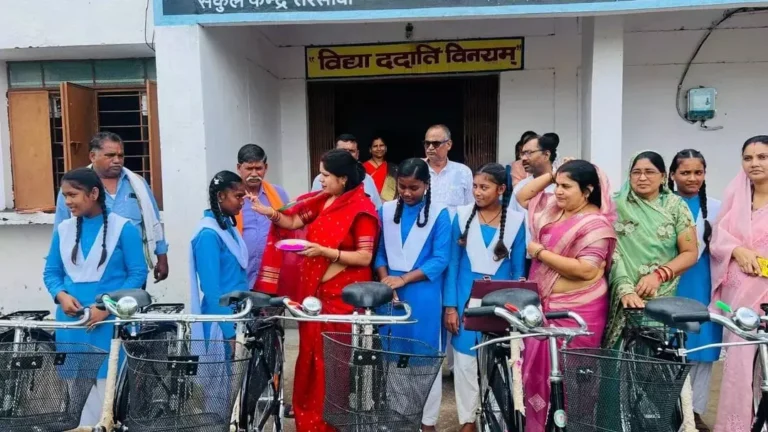 CG : शासकीय हाई स्कूल में बालिकाओं को किया साइकिल वितरण…