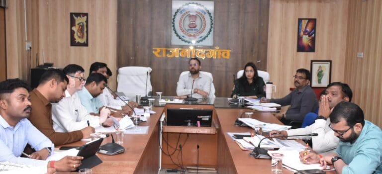 राजनांदगांव : सर्वोच्च प्राथमिकता देते हुए नागरिकों को स्वास्थ्य सुविधाएं कराएं उपलब्ध - कलेक्टर